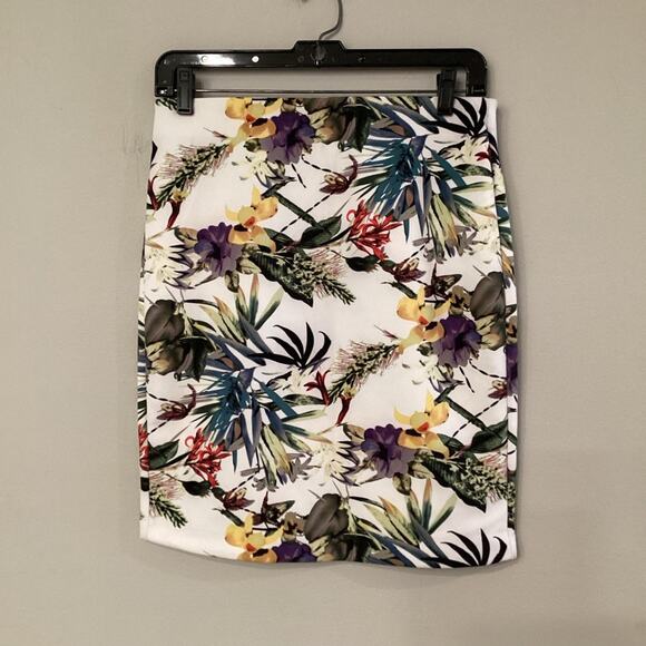 Carmen Marc Valvo Medium Skirt in Excellent Preloved Condition! - Picture 2 of 4